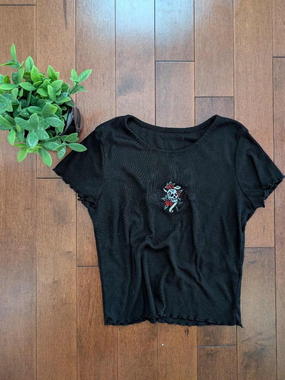 EMBRIODERED SKULL Y2K VINTAGE BABY TEE - Picture 2 of 3